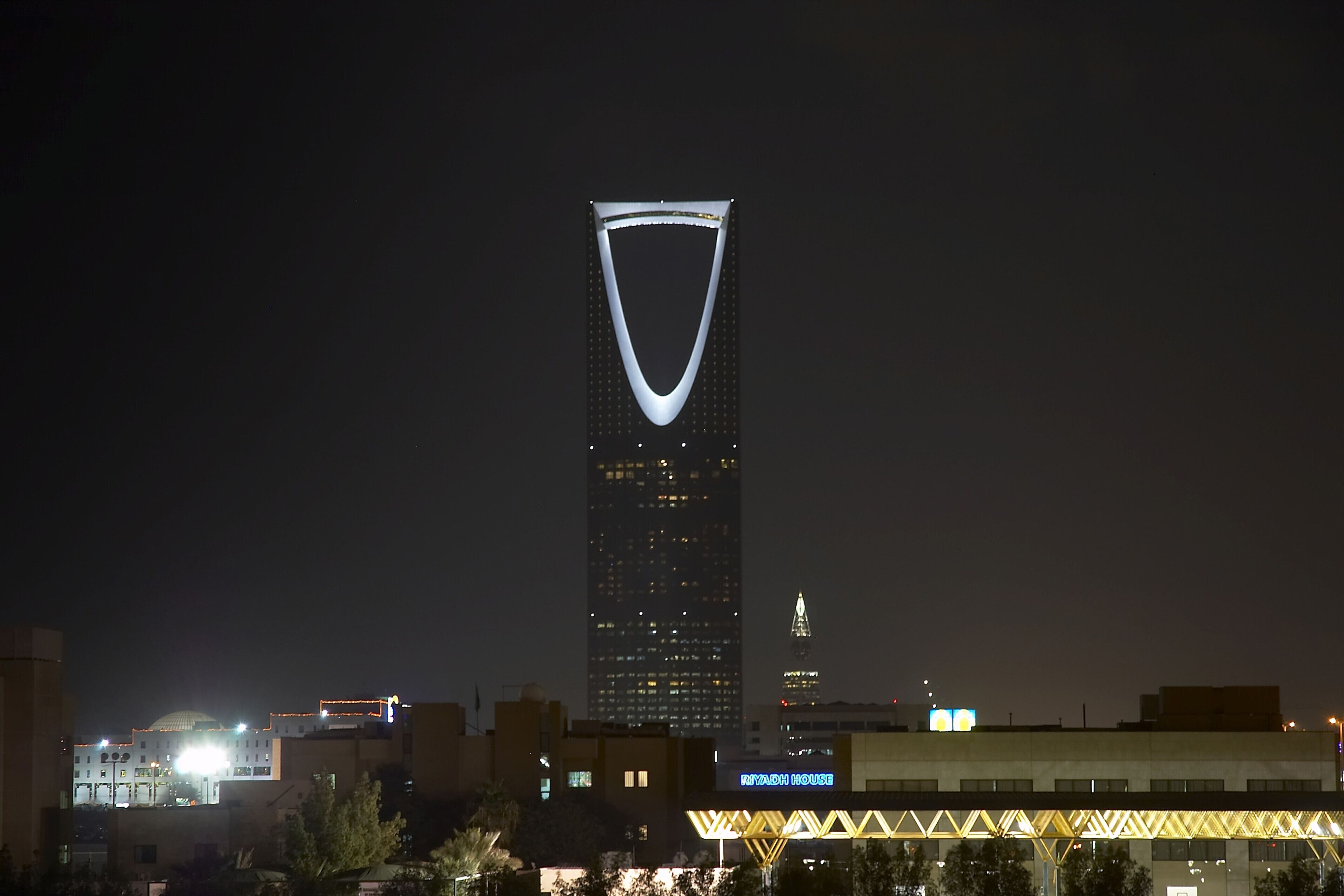 The Kingdom Centre skyscraper illuminated at night against the Riyadh skyline, symbolizing Saudi Arabia’s role as a global hub for next-generation digital development.